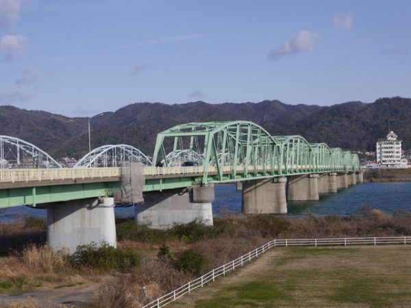 紀の川に架かる六十谷橋