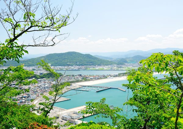 和歌山県片男波海岸から望む名草山