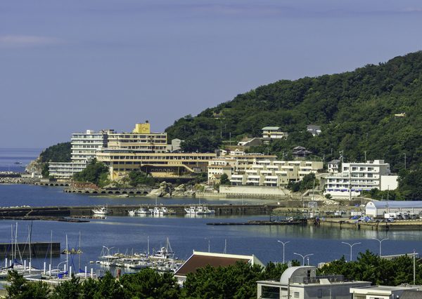 和歌山県片男波海岸から望む名草山