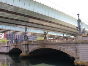 現在の日本橋の様子。上空を首都高が覆い、昼間でも薄暗い。しかし、2040年度以降は首都高が地下化され、川の周辺からは青空を眺められるはずだ