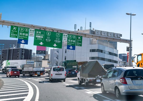 首都高（分類としては自動車専用道路）は、カーブや合流するための加速車線が短い箇所が多く、一般的な高速道路と比べると運転しづらい