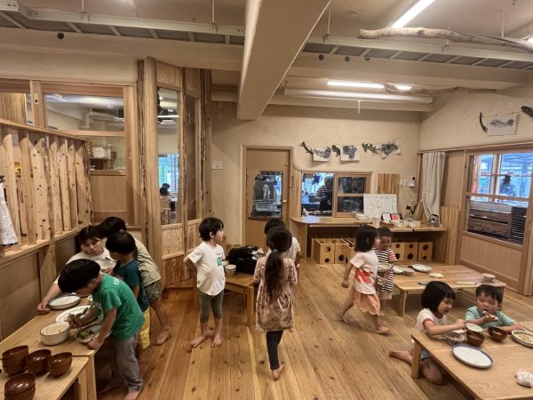 月1回、地域の人と園の子どもたちが一緒にラジオ体操をしている。終わった後におしゃべりしたり写真を撮ったりすることも