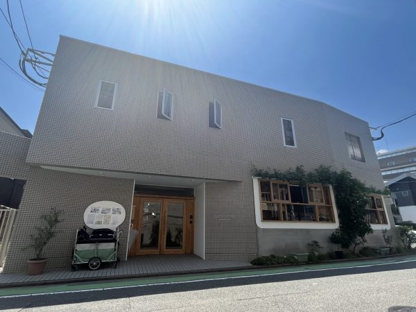 月1回、地域の人と園の子どもたちが一緒にラジオ体操をしている。終わった後におしゃべりしたり写真を撮ったりすることも