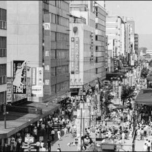 1988年以前に撮影したとみられる、買物公園の様子。右側は「西武旭川店」（旭川市提供）