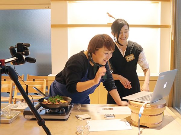 「『こうさくひろば』も、コロナ禍で食のプログラムが少なくなり、何ができるのかを考えた結果、始まったものです」と、１階の工作コーナーで説明する増田さん。「こうさくひろば」は、いつでも自由に参加できる工作コーナーで、プログラムは月替わり