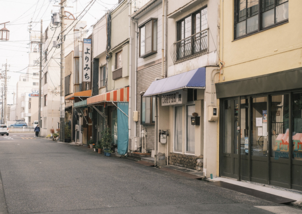 「TOUTEN BOOKSTORE」があるのは、金山総合駅から徒歩10分の小さな商店街。１階の奥には畳スペースがあり、2階にはカフェスペースも用意されている