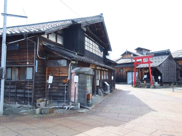 長岡市内には他にも醸造のまちと呼ばれるところがあるが、建物を見に行くなら摂田屋がお勧めだ。写真は醤油蔵、越のむらさきにかかっていた看板