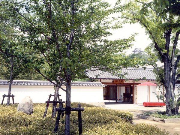 好古園の入り口(玄関)から望む姫路城（写真提供：好古園）