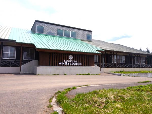 小学校の木造校舎が、ワイナリー施設に生まれ変わった