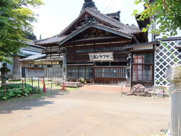 長岡市内には他にも醸造のまちと呼ばれるところがあるが、建物を見に行くなら摂田屋がお勧めだ。写真は醤油蔵、越のむらさきにかかっていた看板