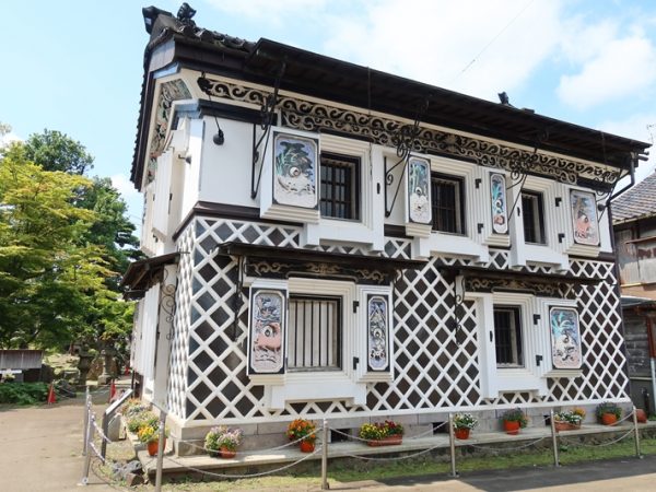 長岡市内には他にも醸造のまちと呼ばれるところがあるが、建物を見に行くなら摂田屋がお勧めだ。写真は醤油蔵、越のむらさきにかかっていた看板