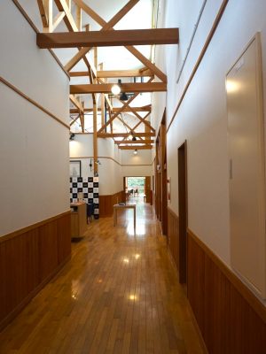 小学校の木造校舎が、ワイナリー施設に生まれ変わった