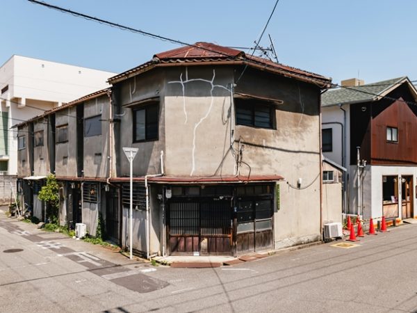 改修前の2棟。どちらも、かなり老朽化している（写真提供/オルガワークス）