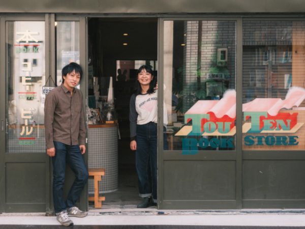 「TOUTEN BOOKSTORE」があるのは、金山総合駅から徒歩10分の小さな商店街。１階の奥には畳スペースがあり、2階にはカフェスペースも用意されている