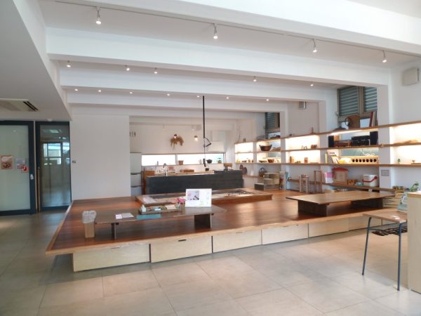 1階「サロン」の様子。</BR>ちなみに景丘の家のこども食堂や、アートスクールなどで使われている食器は、マザーディクショナリーが運営サポートに関わっている「手の長いおじさんプロジェクト」からの寄付によるものである。「手の長いおじさんプロジェクト」とは、陶芸家や工芸家などの有志から、使用に支障はないものの小さな傷のある食器などを、さまざまな場所や人に届けるという活動である