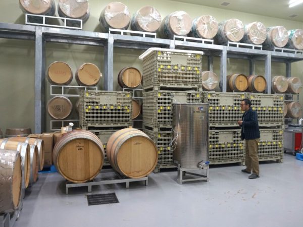 ワイナリーの貯蔵スペースで、加藤さんに施設の説明をしてもらった