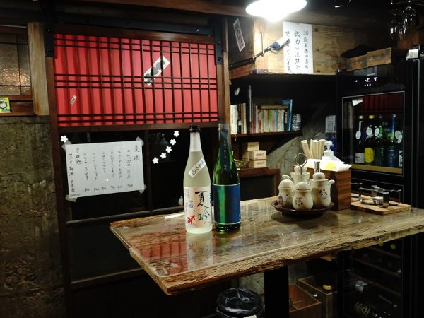 地下室を利用した酒の販売スペース。秘密基地のような場所に地酒、クラフトビール、ワインなど多彩にそろえ、一部は試飲もできる
