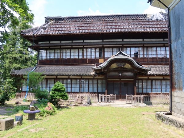 サフラン酒以外にもかつては日本のあちこちで甘い薬用酒が製造されていたが、現存するものは少ない