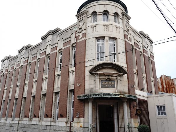 大正時代に建てられた近代建築の風情そのままに佇む「旧網干銀行 湊倶楽部」。姫路市の景観重要建築物に指定されている