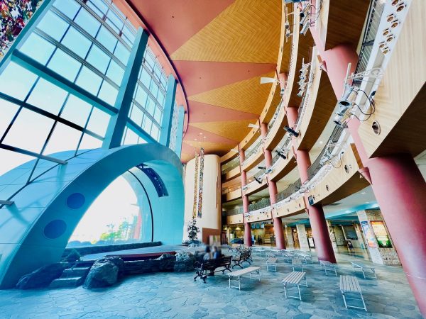 ▲延床面積約34万㎡を誇る大型商業施設『ウイングベイ小樽』には、地元の人たちの暮らしに欠かせない『イオン小樽店』も入っている。その5番街ショッピングゾーンの1階に、2021年7月『済生会ビレッジ』が誕生した