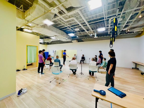 ▲こちらはビレッジ内に設置されている『ちょこっと健診』の券売機（利用券300円から）。基本的な尿検査のほか、骨粗しょう症、ピロリ菌、メタボ、貧血、甲状腺など、気になる症状に合わせて利用券を選択できる。健康診断を身近に感じることで、健康意識の向上につながる。ちなみに、全国済生会の中で、コロナ禍において健診収益が出たのは北海道だけだったという