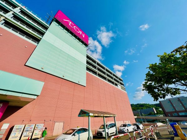 ▲延床面積約34万㎡を誇る大型商業施設『ウイングベイ小樽』には、地元の人たちの暮らしに欠かせない『イオン小樽店』も入っている。その5番街ショッピングゾーンの1階に、2021年7月『済生会ビレッジ』が誕生した