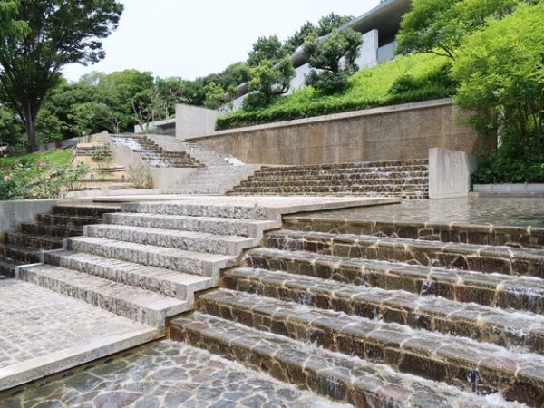 歩いていると、所々にこうした小さな建物や碑、石仏などがあり、飽きない。これはかつては四国の村々に広く分布していたという茶堂。仏様を祭るなど信仰の場であると同時に、お遍路さんの休憩場所などとしても使われたそうだ