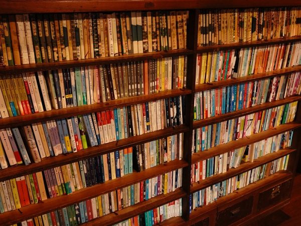 濱田さんが譲り受けた本の数々。有名作家のものをはじめ、いまでは貴重なものも発見できるかも！