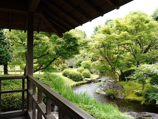 流れの平庭。岸辺に四阿(あずまや)の「流翠亭(りゅうすいてい)」が建てられており、ゆっくりと休憩もできる