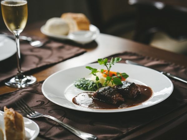 「旧網干銀行 湊倶楽部」1階のメインフロア。左側が一段高くなっており、銀行時代は窓口となっていた場所だ