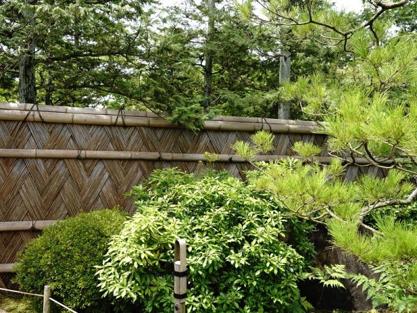 流れの平庭。岸辺に四阿(あずまや)の「流翠亭(りゅうすいてい)」が建てられており、ゆっくりと休憩もできる