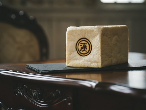 「旧網干銀行 湊倶楽部」1階のメインフロア。左側が一段高くなっており、銀行時代は窓口となっていた場所だ