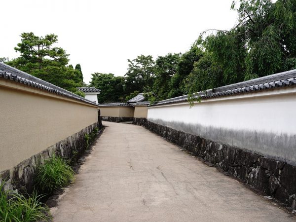 流れの平庭。岸辺に四阿(あずまや)の「流翠亭(りゅうすいてい)」が建てられており、ゆっくりと休憩もできる