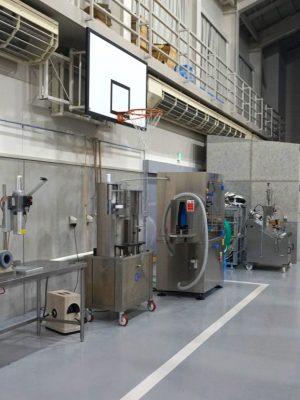 バスケットボールのリングが残されていて、元は体育館だったことがわかる