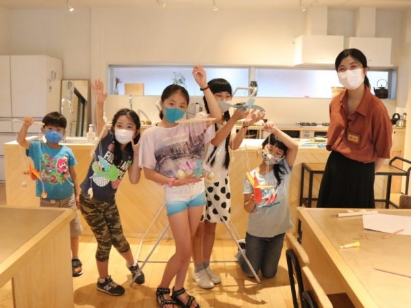 2023年4月開催の「こども食堂」。「日本の郷土ごはんシリーズ」1回目ということで、献立は、深川めし（東京の郷土料理）をメインに吸い物、たたききゅうり、デザート（寒天とあんこなど）という構成。参加者全員で作り、久しぶりに1階の囲炉裏を囲んでみんなで食べるという、「景丘の家」の風景が復活した</BR>写真提供：景丘の家