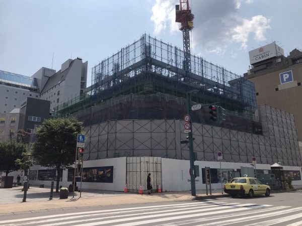 旭川市中心市街地活性化基本計画で示された、平和通買物公園の通行量の推移