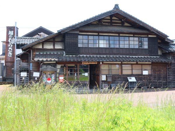 越のむらさきから吉乃川酒造へ向かう市道。確かにこんな道は珍しい