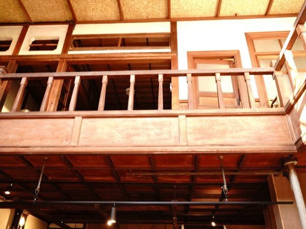 1階から見上げた2階の回廊