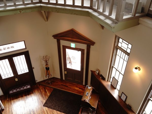 2階個室。レンガ組みが分かる壁と、テーブルなどのインテリアの雰囲気がぴったり。床は新しくしている。画像には写っていないがドアは薄い緑色のペンキが塗られている。これは古い建物を研究している専門家によると、進駐軍が接収したときに塗ったのではないかとのこと。建具にペンキを塗ること、色彩感覚からそう推察されるそうだ。だがそれによって、素材の木が保護され、100年前の建具のまま残っている理由となった可能性もあるのだとか
