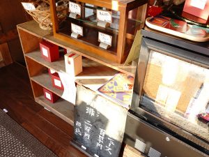 パン販売のある日は、入り口正面の棚に並ぶ。コーヒー、牛乳、ジュースは常時販売。ふらりと立ち寄ってコーヒーを飲みながら休憩してくれる地元の常連客も増えてきたというが、新規の集客率アップはまだまだ課題だ。ただ、棚子が個人のSNSで発信してくれてもいて、その効果もあるという