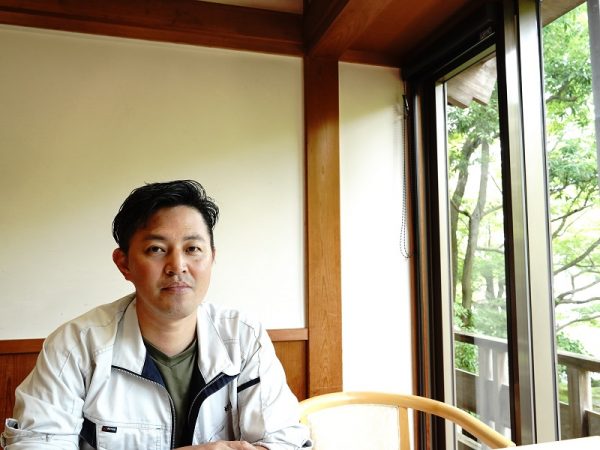 取材にご対応くださった好古園副園長の八木章徳さん。園内で今関心がある場所は茶の庭だとか。「茶室という場所や考え方が面白いと思っています。茶室は数寄屋として、自然の素材の持ち味を生かし、内面を磨いて客をもてなすという茶人たちの精神を反映して造り、そこにお客さまを迎えて茶をたてます。そういった”おもてなし”としての茶の文化は、海外の方にも伝えていきたい文化だと思っています」