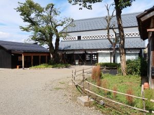 再生された米蔵。カフェとして営業しているほか、イベントの会場などとしても使われている