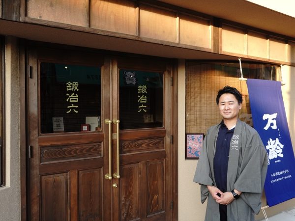 パン販売のある日は、入り口正面の棚に並ぶ。コーヒー、牛乳、ジュースは常時販売。ふらりと立ち寄ってコーヒーを飲みながら休憩してくれる地元の常連客も増えてきたというが、新規の集客率アップはまだまだ課題だ。ただ、棚子が個人のSNSで発信してくれてもいて、その効果もあるという