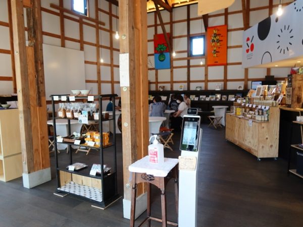 新潟県長岡市に発酵文化の歴史を今に伝える摂田屋というエリアがある。中越地震をきっかけにまちの景観、建物を残そうという活動が起こり、そのなかには全国的に知られるようになった鏝絵の蔵もある。そして今、発酵文化、食を軸にまちを振興しようという動きが始まっている。