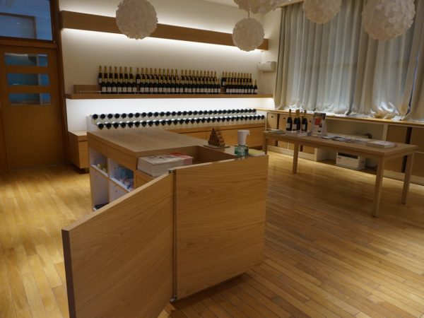 「上の泡 セイベル ロゼスパークリング」のラベルは、「上」と「神」を掛け合わせたデザイン