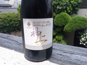 「上の泡 セイベル ロゼスパークリング」のラベルは、「上」と「神」を掛け合わせたデザイン