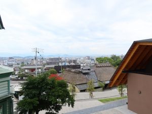 四国村から見下ろすわら家。たらいに入った釜揚げうどんが名物とのことで、人気店のひとつ