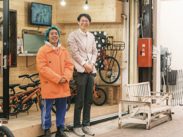 「TOUTEN BOOKSTORE」があるのは、金山総合駅から徒歩10分の小さな商店街。１階の奥には畳スペースがあり、2階にはカフェスペースも用意されている