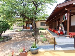 江口だんご摂田屋店。長岡は醤油味の赤飯も名物で、ここではそれを簡単に作れるキットも売られている