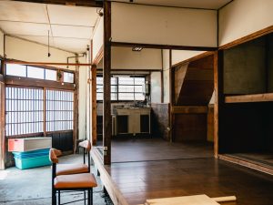 自然に空き家になっていた南棟。角の住戸の室内（写真提供/オルガワークス）